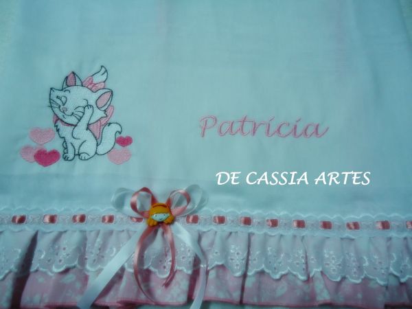 FRALDA BORDADA GATINHA MARIE